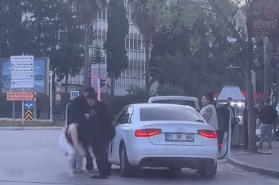 Tartıştıkları kadını otomobilden indirip bıraktılar; o anlar kamerada