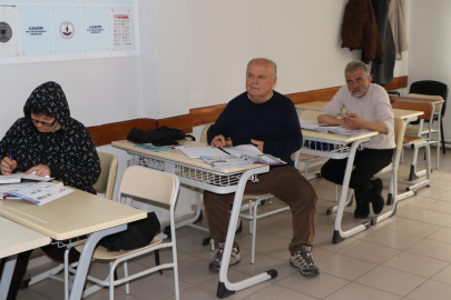 Türkçe bilmeyen torunu için 74 yaşında İngilizce öğrenmeye başladı