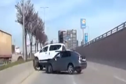 Ankara’da makas atan otomobil, hafif ticari araca çarptı: kaza anı kamerada