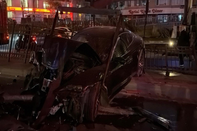 Şişli’de lüks otomobil demir korkuluklara çarptı: 3 yaralı