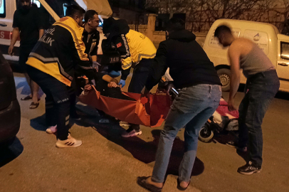 Üniversite öğrencisi, evinin önünde sırtından bıçaklandı