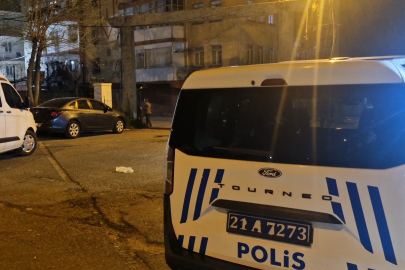 Diyarbakır'da aile dehşeti: Karısını öldürüp, kızını yaraladı