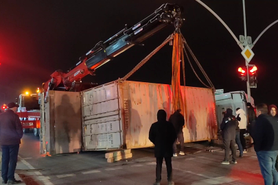Arnavutköy’de TIR devrildi, yol trafiğe kapandı