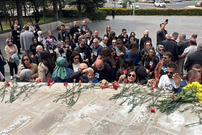 Kahramanmaraş’ta okul saldırısında ölenler için Nevşehir’de karanfil bırakıldı