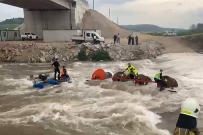 İşçilerini taşıyan traktör dereden geçerken devrildi: 10 işçi vinç yardımıyla kurtarıldı