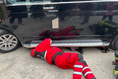 Sürücüsünün geri manevra yaptığı minibüsün çarptığı yaya yaralandı