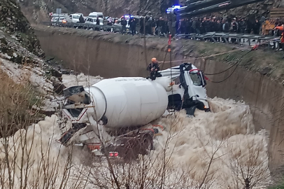 Bitlis'te dereye yuvarlanan beton mikserinin şoförü kayboldu
