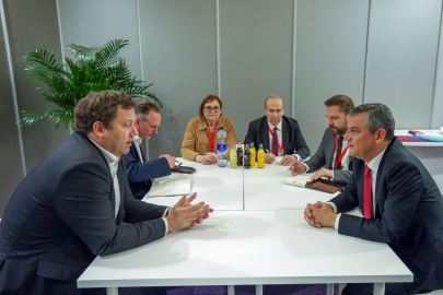 CHP Genel Başkanı Özel, Almanya Maliye Bakanı Klingbeil ile görüştü