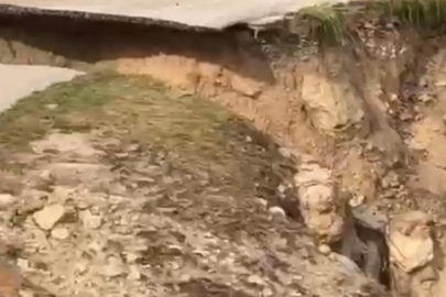 Mersin’de sağanak nedeniyle yol çöktü