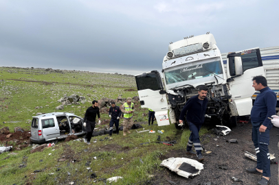 Siverek’te TIR ile hafif ticari araç çarpıştı: 2 ölü, 1 yaralı