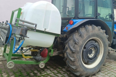 Traktörüne bağlı ilaç makinesini çıkarmak isterken sıkışarak öldü