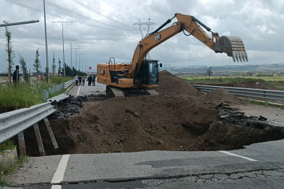 Batman'da yoğun yağış nedeniyle yol çöktü