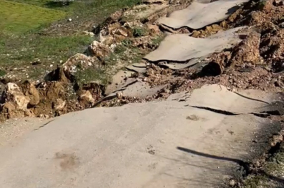 Bursa'da heyelan: Kırsal mahalleleri bağlayan yol ulaşıma kapandı