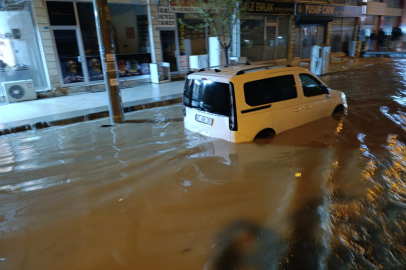 Mardin'de sağanak yağış sonrası ev ve işyerlerini su bastı