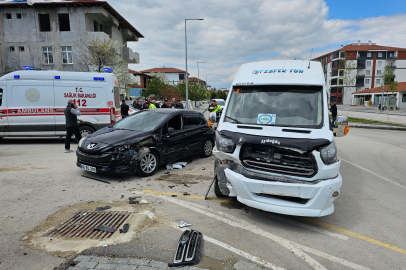 Tokat’ta servis minibüsü otomobille çarpıştı: 10 yaralı