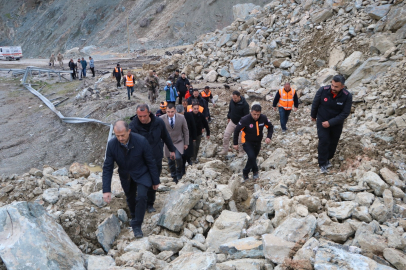 Heyelanın kapattığı Hakkari-Van kara yolunda ulaşım tamamen durdu 