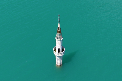 Baraj doldu, eski mahalleden geriye sadece minarenin bir bölümü kaldı