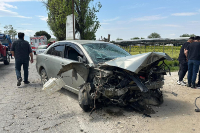 İzmir'de 3 otomobilin karıştığı kaza: 1 ölü, 3 yaralı