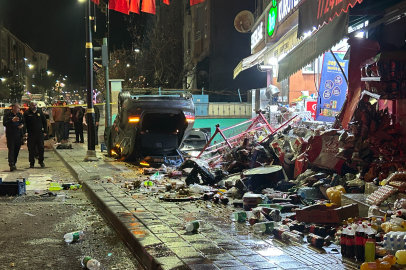 Otomobil iş yerlerine çarpıp, devrildi