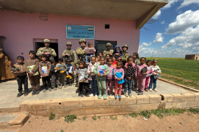 Mehmetçikten Barış Pınarı Harekat bölgesindeki çocuklara '23 Nisan' hediyesi