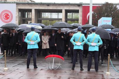 Numan Kurtulmuş, TBMM'deki Atatürk Anıtı'na çelenk bıraktı