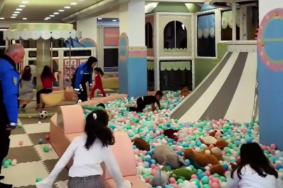 Polisler, ilkokul öğrencilerinin bayramını etkinlikle kutladı