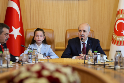 TBMM Başkanı Kurtulmuş, koltuğunu 12 yaşındaki İnci'ye devretti