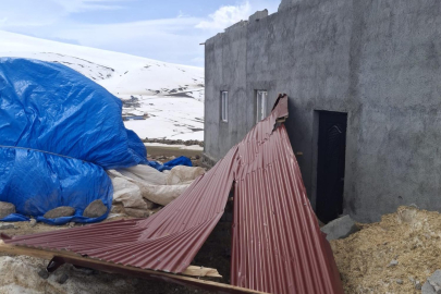 Kars'ta kuvvetli rüzgar etkili oldu, çatılar uçtu