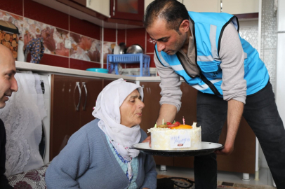 Yalnız yaşayan 75 yaşındaki kadına doğum günü sürprizi