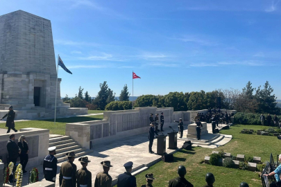 Anzak askerler Gelibolu'da 'Şafak Ayini' ile anıldı