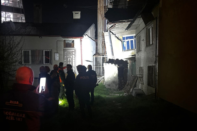 Sivas'ta 2 katlı müstakil ev yan yattı