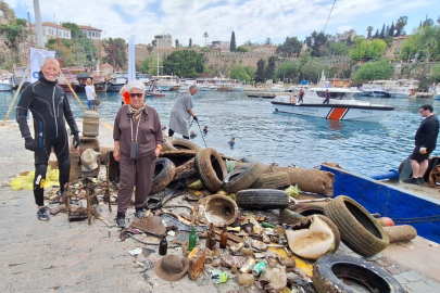 Antalya'da denizden 5 ton atık çıkarıldı