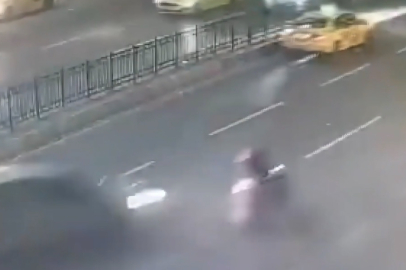Şişhane’de otomobilin çarptığı motosiklet durağa daldı; kaza kamerada 1 ölü 3 yaralı