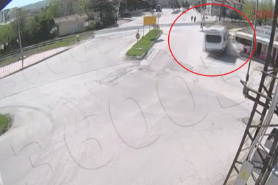 Alkollü sürücünün yaptığı kaza kamerada; 2 öğrenci son anda kurtuldu