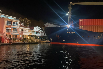 İstanbul Boğazı'nda yalıya metreler kala karaya oturan gemi kurtarıldı; boğaz trafiğe açıldı