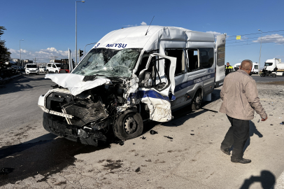 Kayseri’de feci kaza: İşçi servis minibüsüyle kamyon çarpıştı, 8 yaralı
