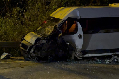 Beykoz’da servis minibüsü ile otomobil çarpıştı: 1’i ağır 11 yaralı