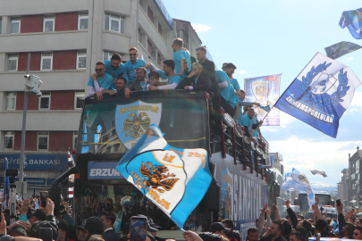 Erzurumspor FK şampiyonluğu taraftarlarıyla birlikte kutladı