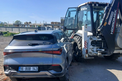 İş makinesine çarpan otomobilin sürücüsü yaralandı