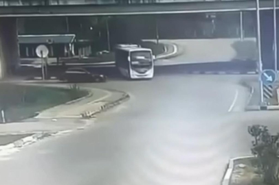 Öğrencileri taşıyan halk otobüsü, otomobilin üzerine devrildi: 46 yaralı