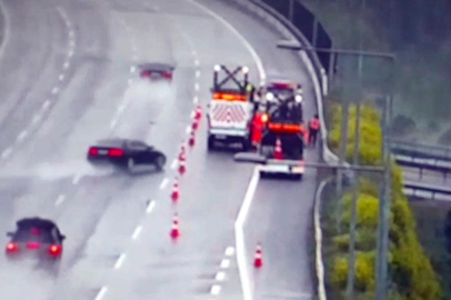 Otomobil otoyolda Karayolları ekibine çarptı, o anlar kamerada