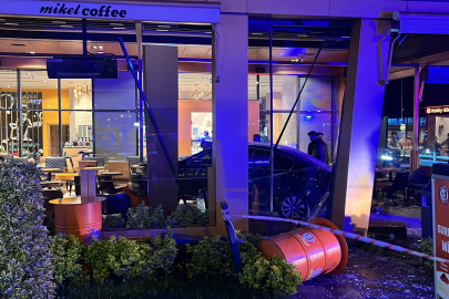 Bakırköy'de otomobil, kafedeki müşterilerin arasına daldı: 6 yaralı
