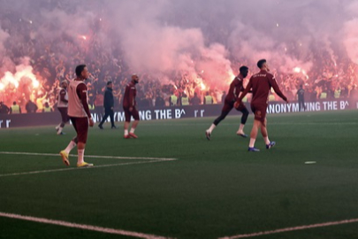 Galatasaray antrenmanda taraftarıyla buluştu