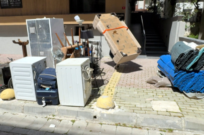 Kiracı olduğu ev icradan satıldı; yurt dışından döndüğünde eşyalarıyla sokakta kaldı