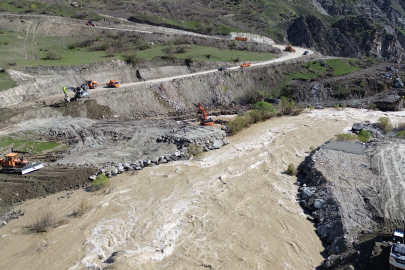 TSK'dan, heyelanın kapattığı Hakkari-Van yolunda panel köprü