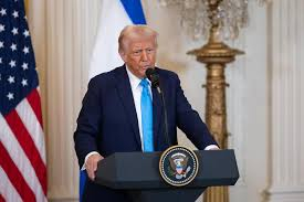 Donald Trump: İran'ın limanlarına yönelik deniz ablukası devam edecek