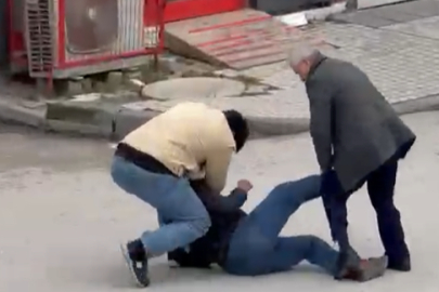 Sokak ortasında 2 kişi tarafından darbedildi