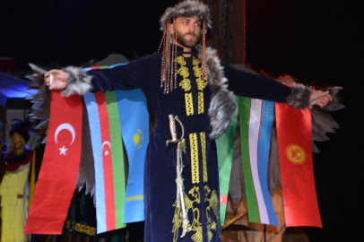 Türk dünyasının kültürel mirasını yeniden tasarlayıp, defileyle tanıttılar