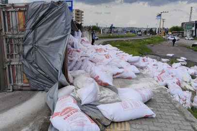 Un yüklü TIR'ın devrildiği kazada 4 kişi yaralandı