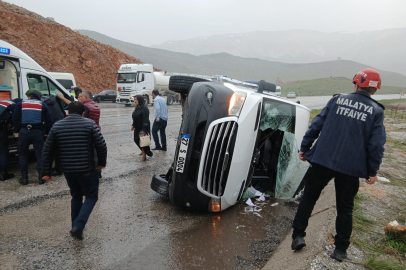 Malatya’da yolcu minibüsü devrildi: 12 yaralı